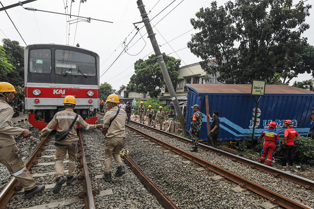 Sedangkan perjalanan Commuter Line dari arah Tanah Abang, perjalannya hanya sampai Kebayoran untuk kembali menuju Tanah Abang.
