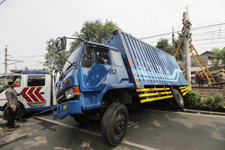 Penghentian ini dilakukan untuk mempermudah proses evakuasi truk yang menabrak tiang listrik lintas atas di lintas KRL Pondok Ranji-Kebayoran.