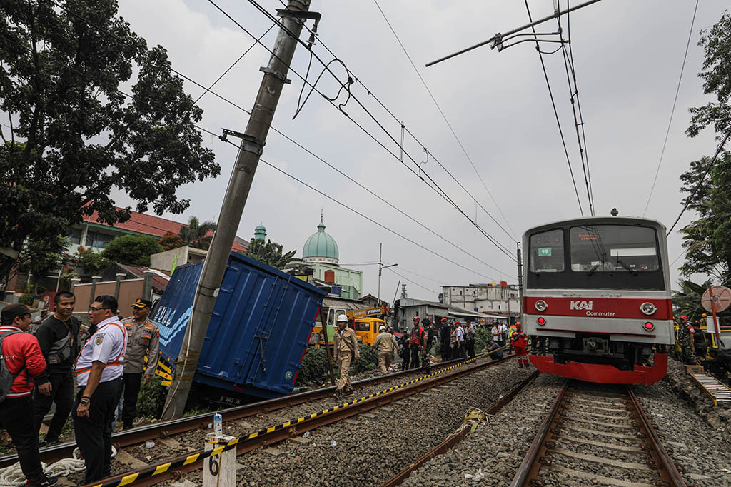 Pihak KAI mengatakan, akibat peristiwa ini perjalanan Commuter Line dari arah Rangkasbitung/Parung Panjang untuk arah tujuan Tanah Abang, perjalanannya hanya sampai Stasiun Sudimara untuk kembali menuju Rangkasbitung.