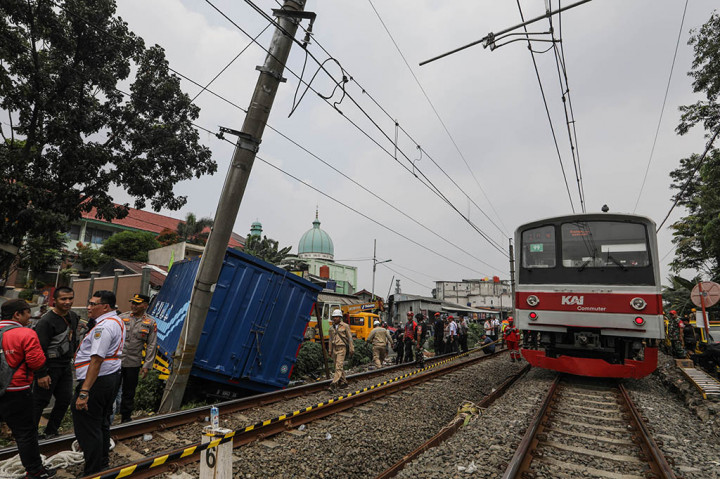 Pihak KAI mengatakan, akibat peristiwa ini perjalanan Commuter Line dari arah Rangkasbitung/Parung Panjang untuk arah tujuan Tanah Abang, perjalanannya hanya sampai Stasiun Sudimara untuk kembali menuju Rangkasbitung.