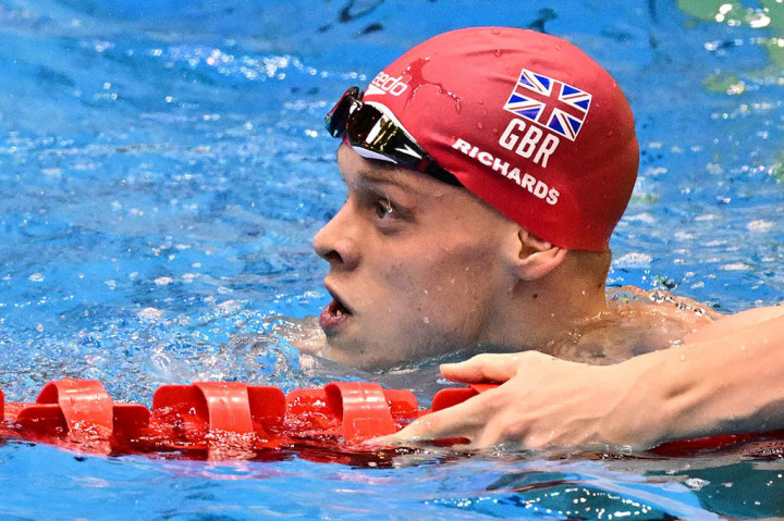 Matthew Richards dari Inggris memenangkan gelar gaya bebas 200m putra di kejuaraan dunia renang pada hari Selasa, 25 Juli 2023 favorit yang memukau David Popovici.