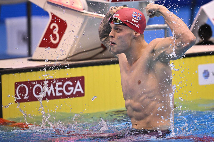 Popovici dari Rumania, juara bertahan dan salah satu bintang renang paling cemerlang, finis keempat dengan waktu 1:44,90.