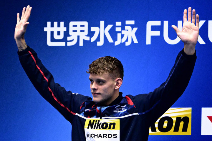 Popovici memimpin sejak awal dan tampaknya siap mencetak gol saat ia mencapai 50 meter terakhir.