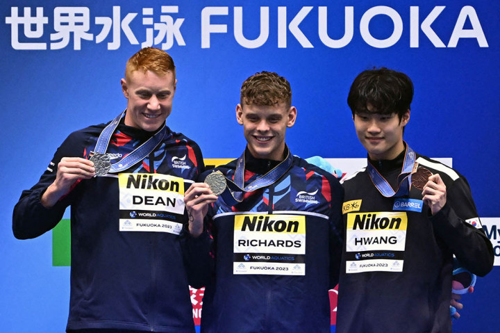 Tapi dia memudar dengan buruk di home straight saat saingannya mendekat, dan Richards mengambil keuntungan untuk merebut emas di final dunia pertamanya.