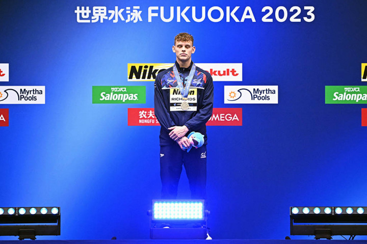 Popovici menjadi orang pertama yang menyelesaikan ganda gaya bebas 100m-200m di kejuaraan dunia dalam hampir 50 tahun tahun lalu di Budapest.