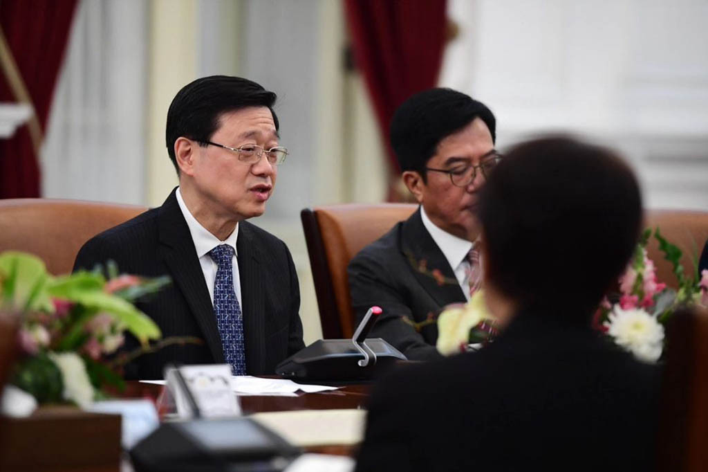 Kedua, terkait perdagangan, kedua pihak berkomitmen untuk memberikan fasilitasi agar hambatan-hambatan perdagangan makin menurun karena jumlah perdagangan antara Indonesia dan Hong Kong sudah cukup besar. Menurut Menlu, pada kuartal pertama tahun lalu, perdagangan Indonesia dengan Hong Kong naik cukup signifikan lebih dari 20 persen.