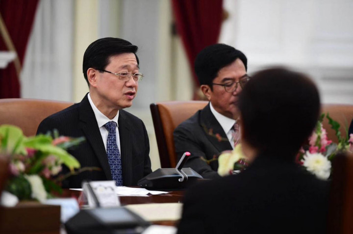 Kedua, terkait perdagangan, kedua pihak berkomitmen untuk memberikan fasilitasi agar hambatan-hambatan perdagangan makin menurun karena jumlah perdagangan antara Indonesia dan Hong Kong sudah cukup besar. Menurut Menlu, pada kuartal pertama tahun lalu, perdagangan Indonesia dengan Hong Kong naik cukup signifikan lebih dari 20 persen.