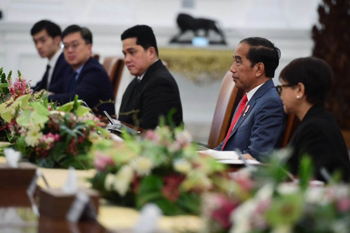 “Pertama, terkait dengan masalah investasi, intinya Bapak Presiden menyampaikan bahwa peluang investasi di Indonesia sangat besar dan Bapak Presiden menyampaikan antara lain peluangnya adalah di pembangunan ibu kota baru. Di beberapa sektor yang disebut Bapak Presiden adalah antara lain mengenai infrastruktur, transportasi, digital technology, dan juga green energy,” ujar Menteri Luar Negeri (Menlu) Retno Marsudi dalam keterangannya selepas mendampingi Presiden Jokowi dalam pertemuan.