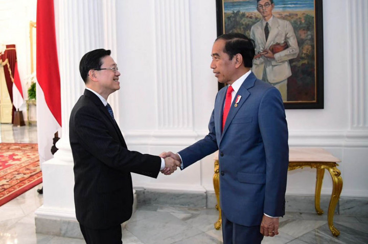 Presiden Joko Widodo menerima kunjungan kehormatan Chief Executive Hong Kong, John Lee, beserta delegasi di Istana Merdeka, Jakarta, pada Selasa, 25 Juli 2023. Dalam pertemuan tersebut, Presiden Jokowi menyampaikan tiga hal, yaitu soal investasi, perdagangan, hingga perlindungan warga negara Indonesia (WNI) di Hong Kong.