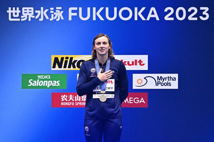 Ledecky telah memenangkan satu medali perak di Fukuoka, finis kedua di belakang Ariarne Titmus dari Australia dalam gaya bebas 400m pada malam pembukaan kompetisi.