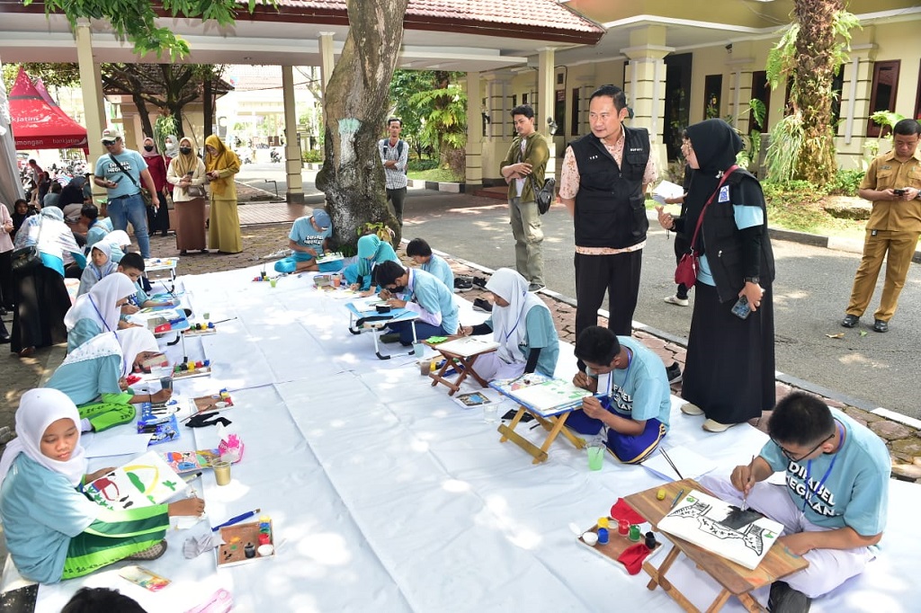Bupati mengungkapkan Pemkab Lamongan membuka ruang seluas-luasnya bagi setiap lini bagian dari Lamongan yang ingin turut serta membangun Lamongan. Termasuk di dalamnya Forum Perlindungan dan Pemenuhan Hak Disabilitas (FP2HD) dengan mengikutsertakannya dalam Musyawarah Perencanaan Pembangunan (Musrenbang) perumusan perencanaan pembangunan Lamongan.