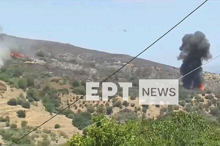 Pesawat itu berada di antara setidaknya tiga pesawat lain dan sekitar seratus petugas pemadam kebakaran untuk berjuang menghadapi kobaran api di Evia.