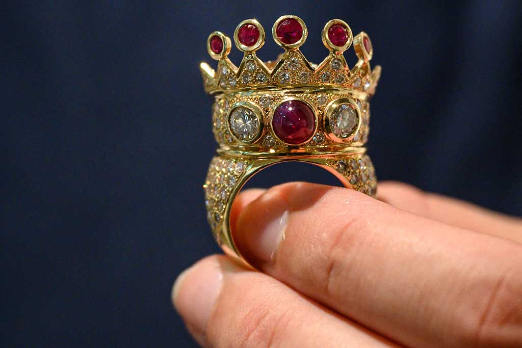Sebuah cincin mahkota emas, ruby, dan berlian yang dikenakan oleh legenda rap Tupac Shakur selama penampilan publik terakhirnya, terjual seharga USD1 juta (setara Rp15 miliar) dalam lelang di New York, Selasa, 25 Juli 2023.