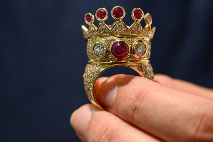 Sebuah cincin mahkota emas, ruby, dan berlian yang dikenakan oleh legenda rap Tupac Shakur selama penampilan publik terakhirnya, terjual seharga USD1 juta (setara Rp15 miliar) dalam lelang di New York, Selasa, 25 Juli 2023.