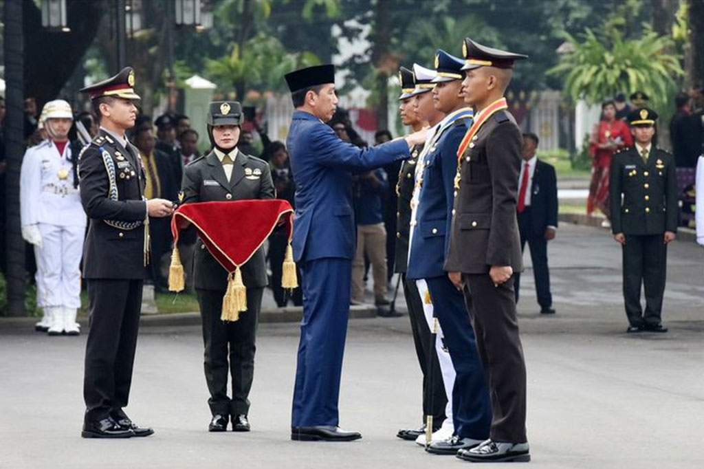 Presiden Joko Widodo meminta seluruh perwira muda TNI dan Polri dapat menjadi teladan dan selalu berada di jajaran terdepan dalam membantu masyarakat.