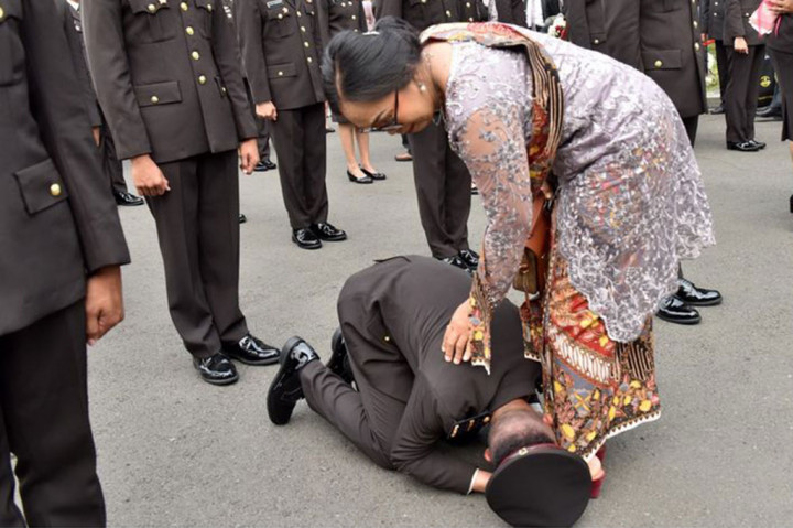 Jokowi mengingatkan para perwira muda TNI dan Polri untuk selalu meningkatkan sinergisme, memberdayakan komunikasi dan interaksi, serta sering bekerja sama untuk memecahkan masalah bersama.