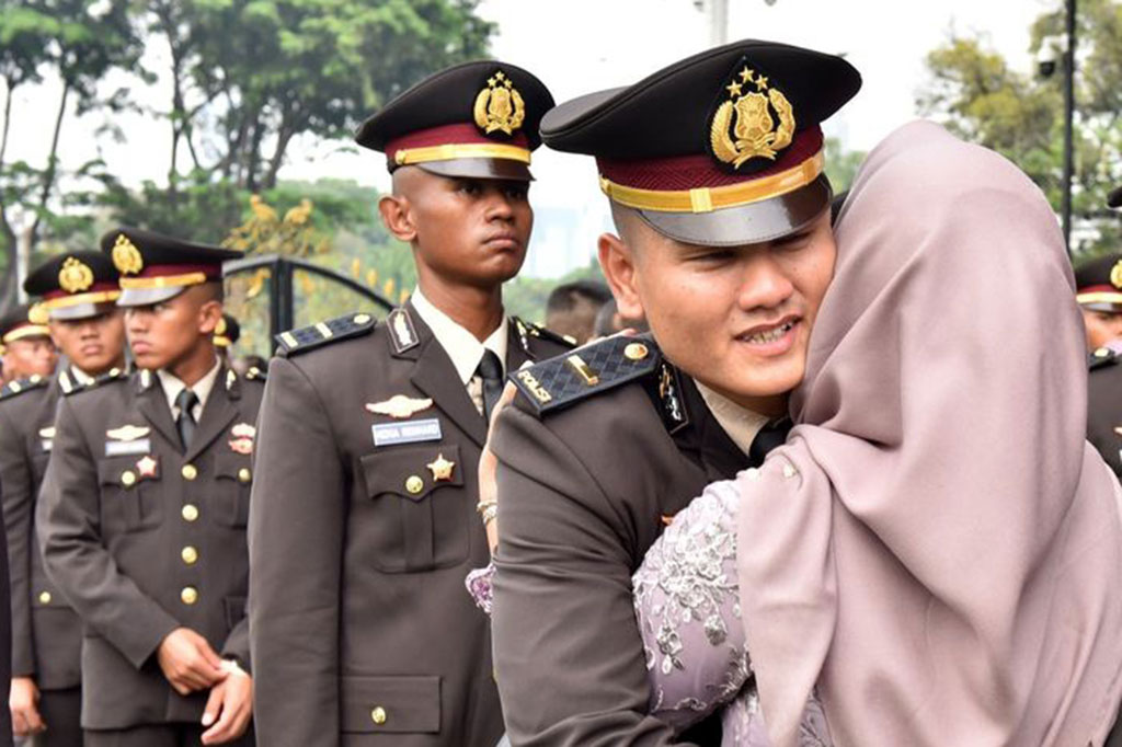 Oleh karena itu, para perwira muda diminta membuktikan kemampuan dan kesetiaan mereka dalam mengemban tugas negara serta melayani masyarakat, bangsa, dan negara. 