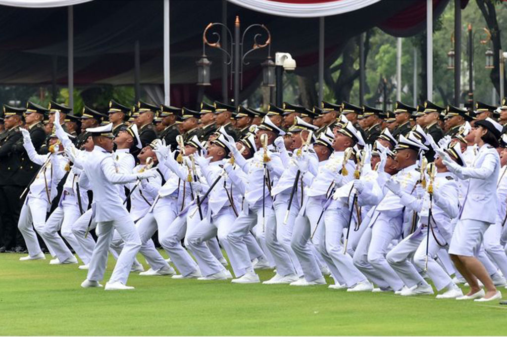 Jokowi pun merasa bangga atas prestasi para perwira muda TNI dan Polri yang dilantik tersebut. Dia mengucapkan selamat kepada para orang tua perwira muda itu. 