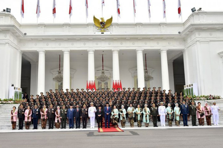 Dia pun mengucapkan selamat bertugas kepada para perwira muda dan berpesan untuk selalu tegak lurus terhadap konstitusi dan peraturan perundang-undangan.