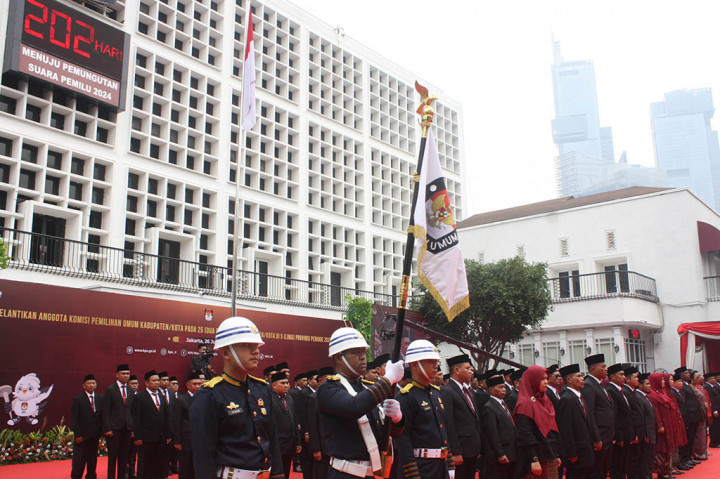Ketua Komisi Pemilihan Umum (KPU) RI Hasyim Asy'ari melantik anggota KPU di 25 kabupaten/kota di lima provinsi se-Indonesia periode 2023-2028.