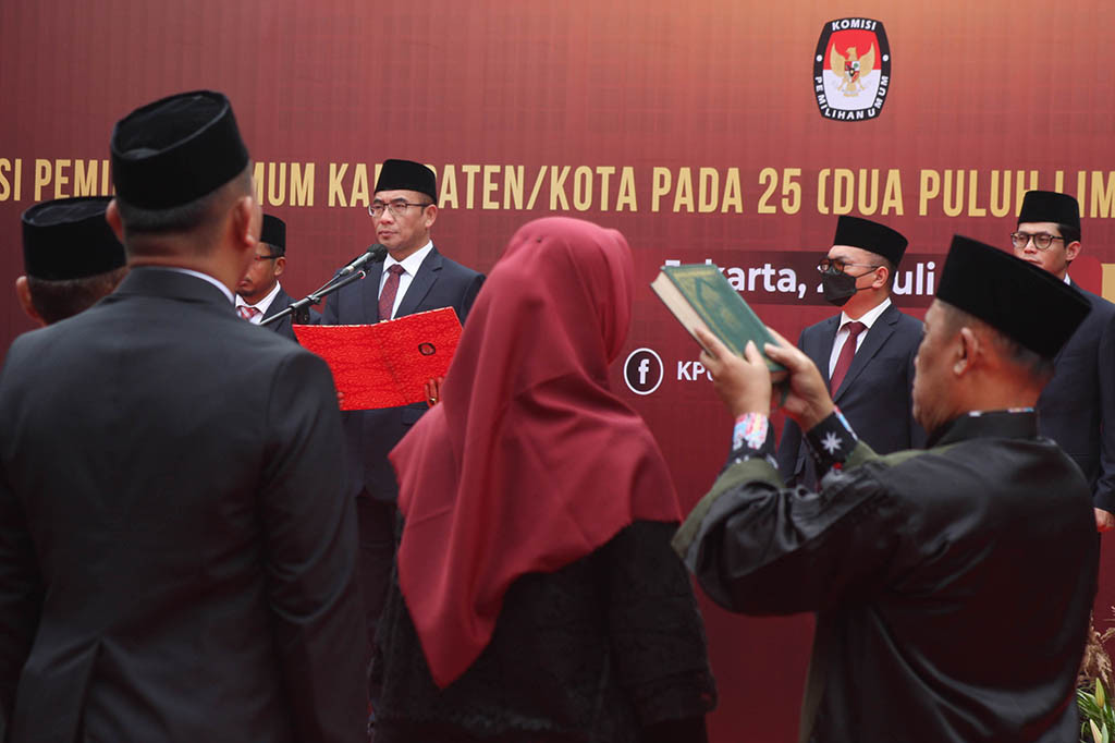 Dia mengucapkan selamat kepada para anggota KPU yang dilantik, walaupun ucapan selamat itu paling tepat disampaikan nanti, ketika selesai mengakhiri masa jabatan, karena kesuksesan dalam penyelenggaraan pemilu dan pilkada di daerah&nbsp;masing-masing.