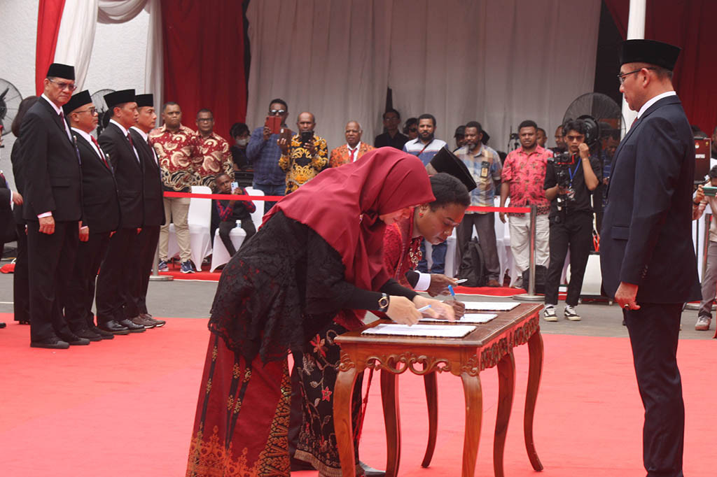 Hasyim mengatakan pelantikan anggota KPU kabupaten/kota pada saat tahapan pemilu sedang berjalan. Saat ini kata dia, sedang berlangsung penelitian atau verifikasi dokumen persyaratan hasil perbaikan bagi calon anggota DPR pusat, provinsi dan kabupaten/kota, serta calon anggota DPD RI di provinsi masing-masing.