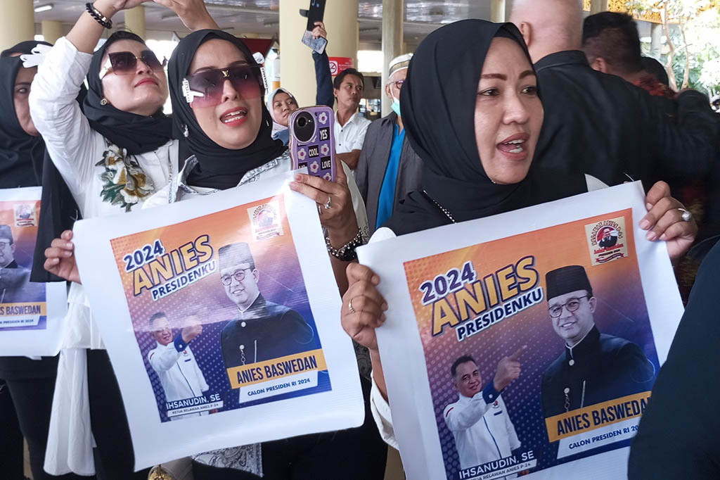 Mereka yang mengenakan seragam kemeja putih dan jilbab biru serta jilbab hitam telah berkumpul di bandara sejak pukul 08.00 pagi. Waktu menunggu kedatangan Anies yang mendarat sekitar pukul 10.00 mereka gunakan untuk berfoto-foto dan latihan yel-yel.