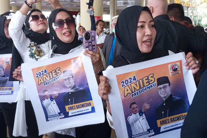 Mereka yang mengenakan seragam kemeja putih dan jilbab biru serta jilbab hitam telah berkumpul di bandara sejak pukul 08.00 pagi. Waktu menunggu kedatangan Anies yang mendarat sekitar pukul 10.00 mereka gunakan untuk berfoto-foto dan latihan yel-yel.