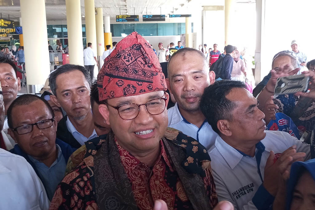 Sebagian besar kelompok relawan yang menyambut kedatangan Anies kali ini mayoritas adalah emak-emak dan perempuan milenial.