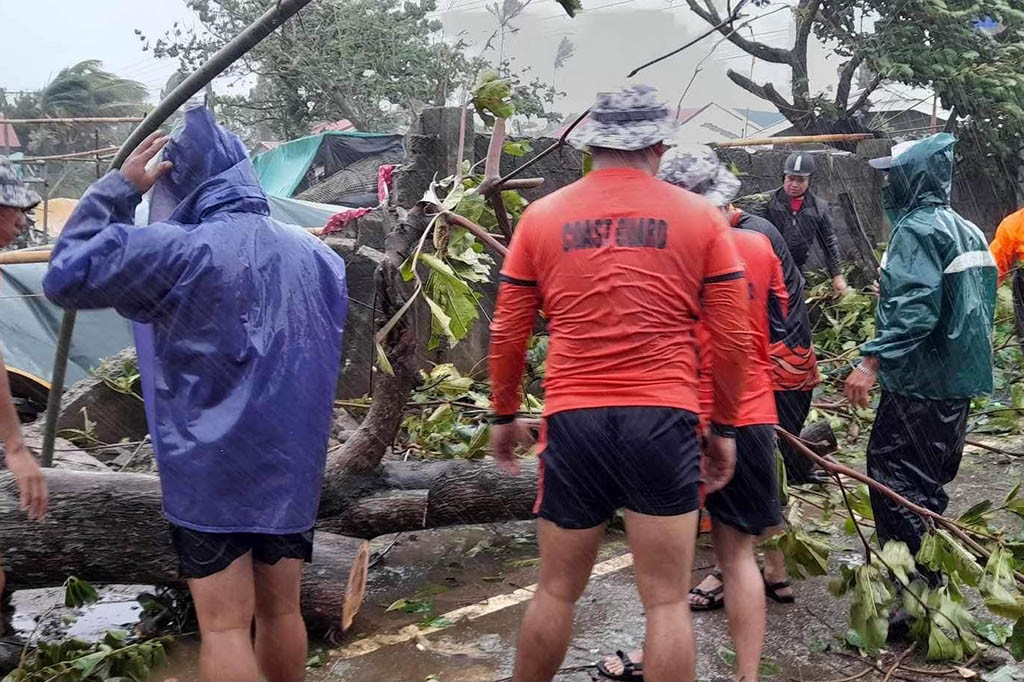 Doksuri adalah topan super saat menyapu Samudra Pasifik pada hari Selasa tetapi melemah saat mendekati Filipina.