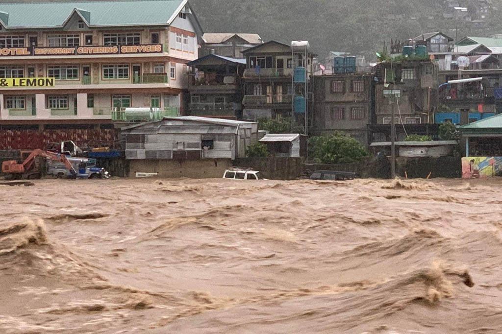Topan Doksuri membawa kecepatan angin berkelanjutan maksimum 175 kilometer per jam (110 mph) saat melayang di atas perairan di sekitar Pulau Dalupiri, di ujung utara pulau utama Luzon, kata badan cuaca negara bagian dalam pembaruan terbarunya pada pukul 0300 GMT.