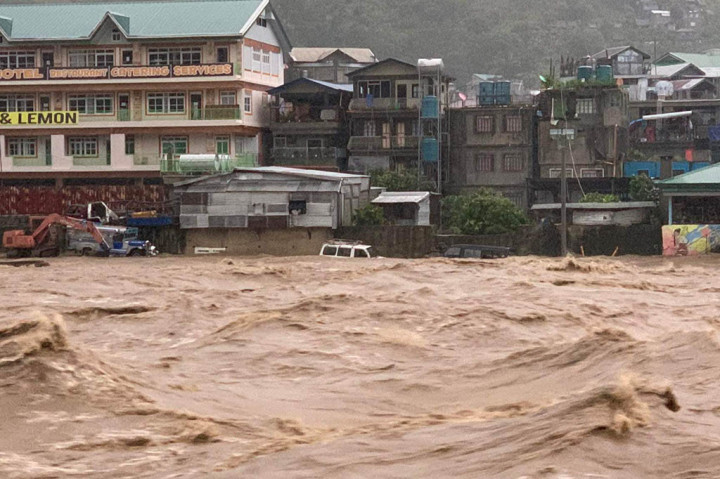 Topan Doksuri membawa kecepatan angin berkelanjutan maksimum 175 kilometer per jam (110 mph) saat melayang di atas perairan di sekitar Pulau Dalupiri, di ujung utara pulau utama Luzon, kata badan cuaca negara bagian dalam pembaruan terbarunya pada pukul 0300 GMT.