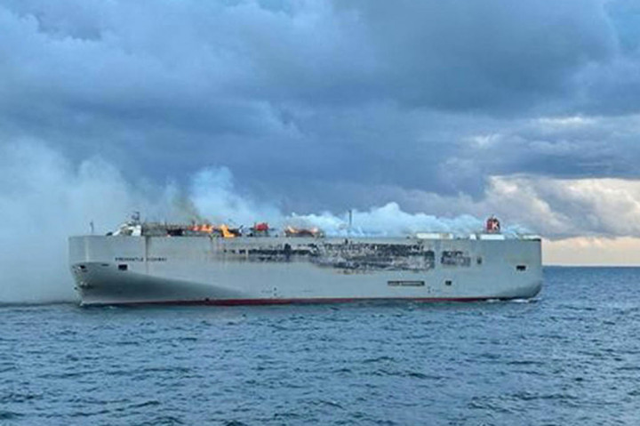 Fremantle Highway adalah kapal pengangkut mobil berbobot 18.500 ton dan sedang berlayar antara Bremerhaven di Jerman dan Port Said di Mesir ketika kebakaran terjadi, menurut situs marinetraffic.com.