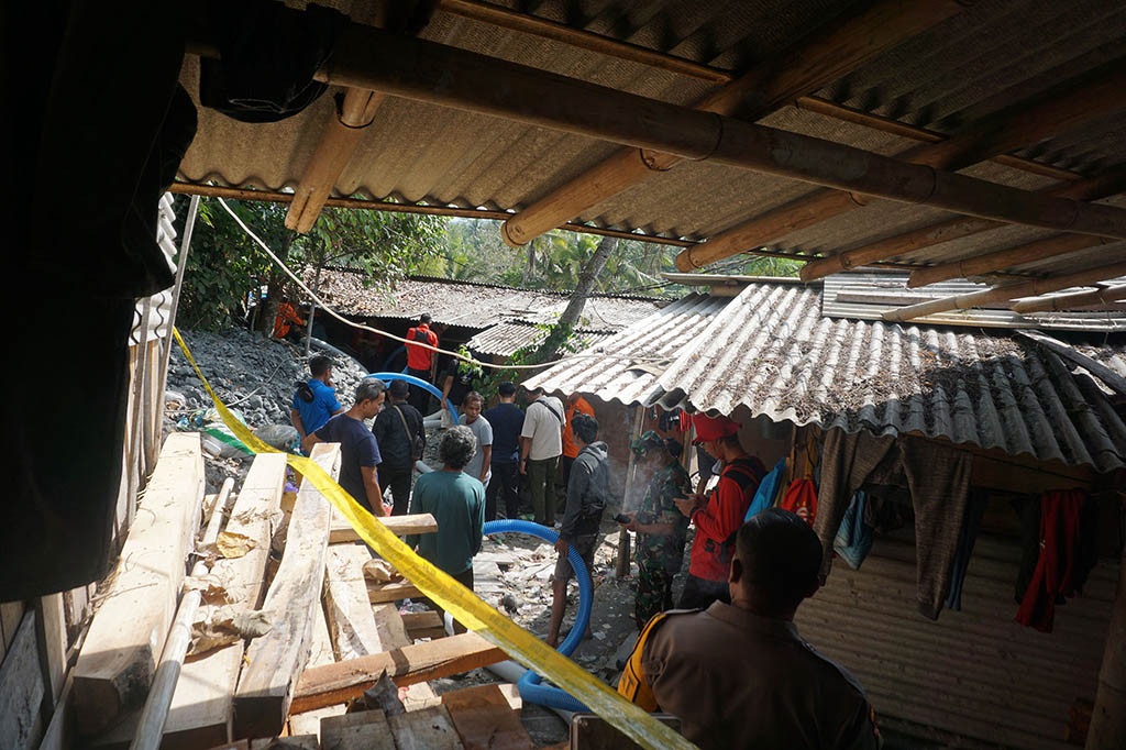 Para pekerja tambang berasal dari Bogor, Jawa Barat. Para penambang itu adalah Mereka adalah Cecep Suriyana, 29, Muhammad Rama, 38, Ajat, 29, Mad Kholis, 32, Marmumin, 32, Muhidin, 44, Jumadi, 33 serta Mulyadi, 40.