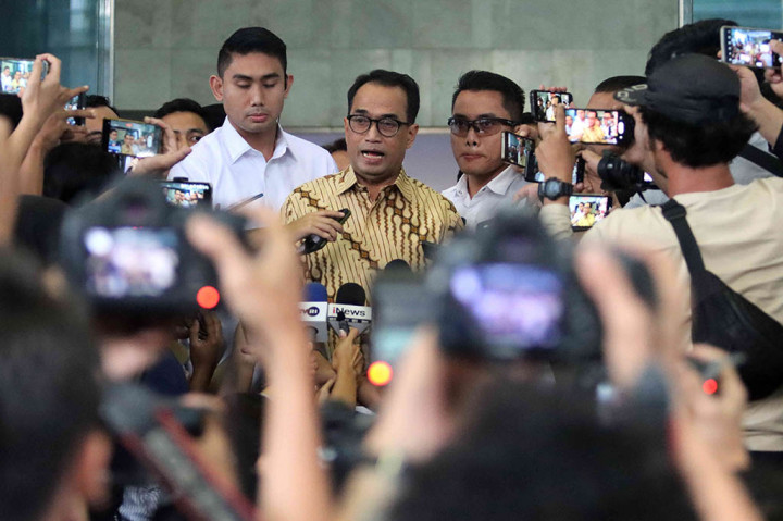 Komisi Pemberantasan Korupsi (KPK) rampung memeriksa Menteri Perhubungan (Menhub) Budi Karya Sumadi. Dia menjadi saksi kasus dugaan suap pembangunan jalur kereta.