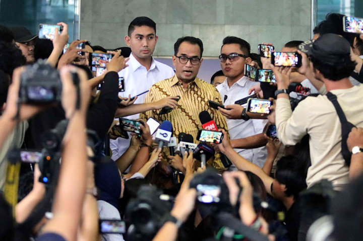 Budi mengatakan Kementerian Perhubungan (Kemenhub) mendukung KPK menuntaskan kasus tersebut. Keterangannya kepada penyidik disebut sebagai konsistensi pemberantasan korupsi di Indonesia.