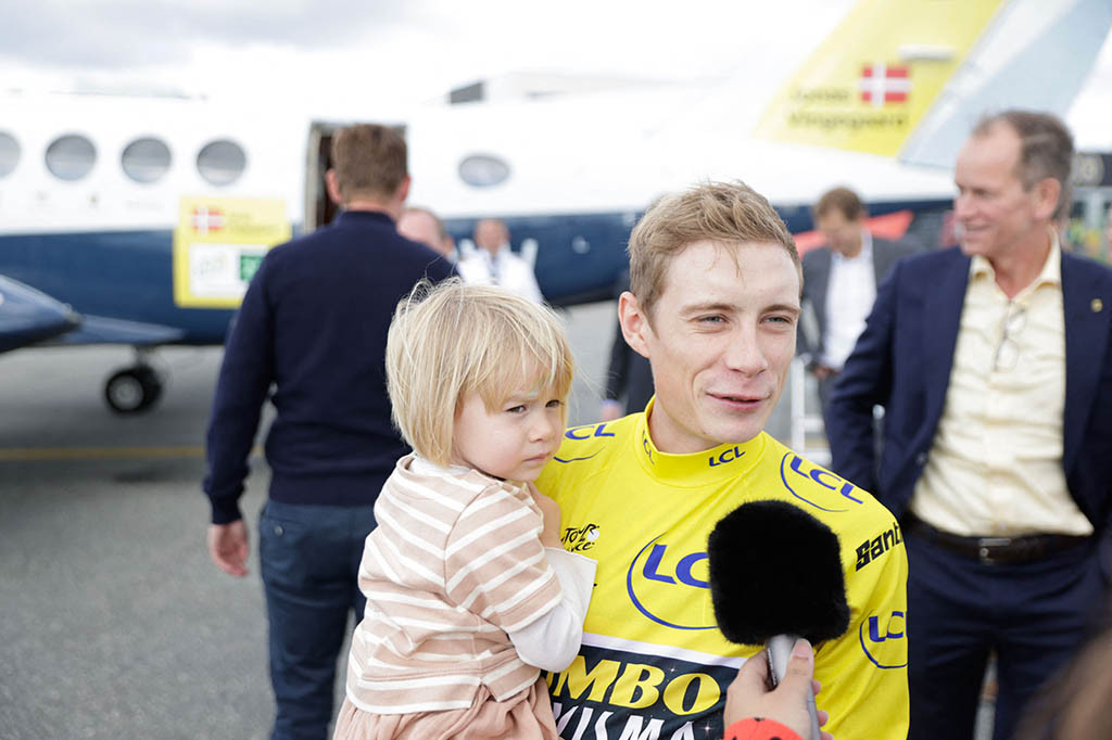 Jonas Vingegaard kembali ke Denmark dengan penuh kemenangan pada hari Rabu, 26 Juli 2023, menyusul kemenangan keduanya berturut-turut di Tour de France, ketika ribuan orang berbaris di jalan untuk menyambutnya pulang.