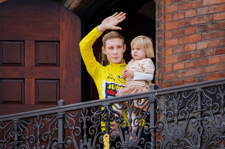 Kerumunan juga berbaris di jalan untuk melambai ke Vingegaard saat dia menikmati parade atap terbuka keduanya dengan mengenakan seragam terkenal ke Kopenhagen setelah mendarat dengan jet pribadi.