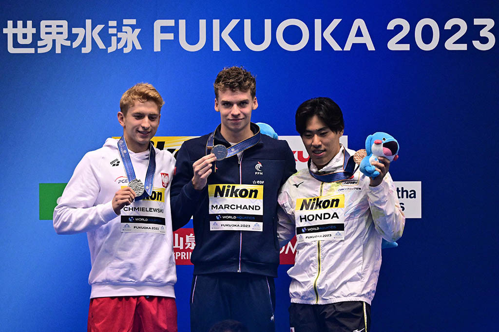 Dia memecahkan rekor dunia IM 400m hebat Amerika Michael Phelps, yang telah bertahan sejak Olimpiade Beijing 2008, dalam waktu 4 menit, 02,50 detik.