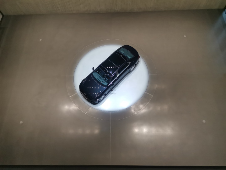 Genesis G90 sebagai flagship model diletakkan di lantai dasar dan menjadi mobil satu-satunya di lantai tersebut. Mereka mengesankan mobil ini sebagai karya seni yang bisa dinikmati para pengunjung dealer.