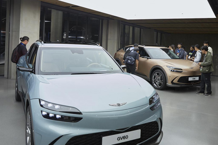  Selain menghadirkan model internal combustion engine, konsumen bisa juga menemukan mobil listrik GV60 dengan beragam warna dan varian.