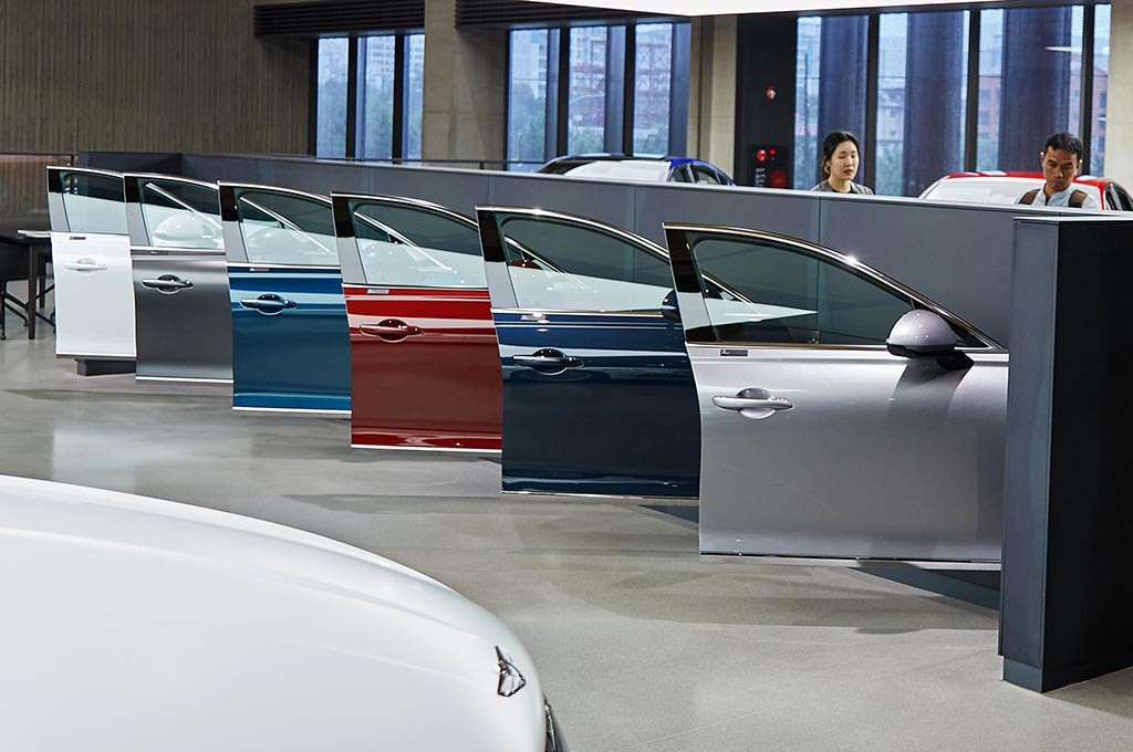 Pihak dealer mendesain berbagai warna yang bisa dipilih oleh konsumen, dan diaplikasikan di mobil yang diinginkan.