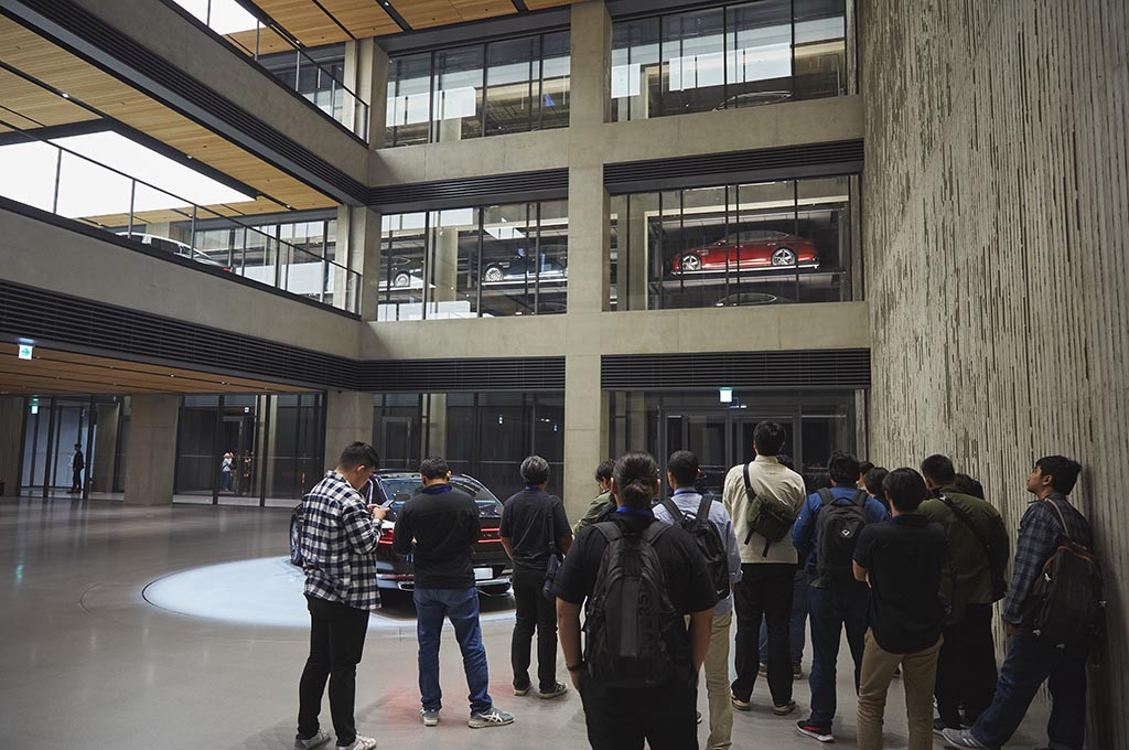 Genesis Suji memiliki luas hampir 5.000 m2 dengan total bisa menampung 40 mobil. Uniknya mereka memiliki ruang garasi yang bisa disaksikan di balik kaca, dan disusun menggunakan lift.