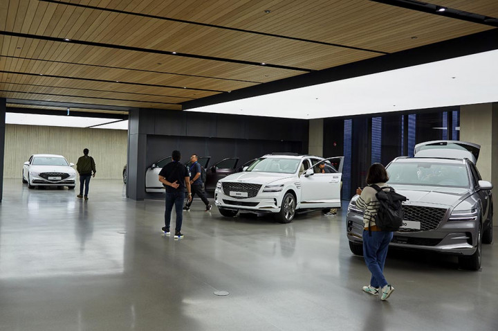 Lantai 4 berisikan varian SUV GV80 dan sejumlah sedan G90. Kedua mobil ini menjadi flagship dari rival Lexus, BMW, atau Mercedes-Benz tersebut.