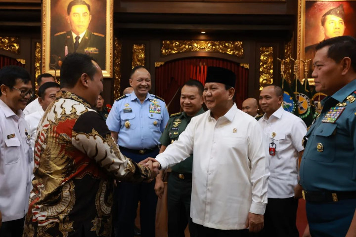 Menteri Pertahanan Prabowo Subianto menerima Penyerahan Laporan Hasil Pemeriksaan BPK RI atas Laporan Keuangan Kemhan dan TNI tahun 2022 di Kemhan, Jakarta, Rabu, 26 Juli 2023, yang meraih Opini Wajar Tanpa Pengecualian (WTP) kelima kalinya.