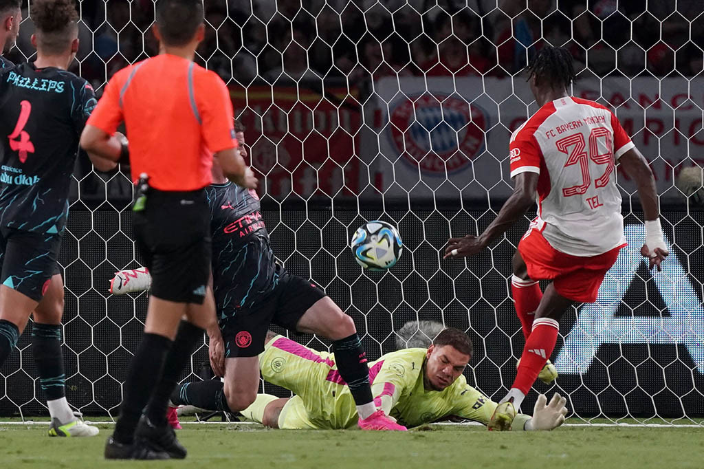 Leroy Sane menari ke area penalti City dan memotong kembali untuk Jamal Musiala di menit ke-17, tetapi usahanya diblok terakhir oleh Nathan Ake.