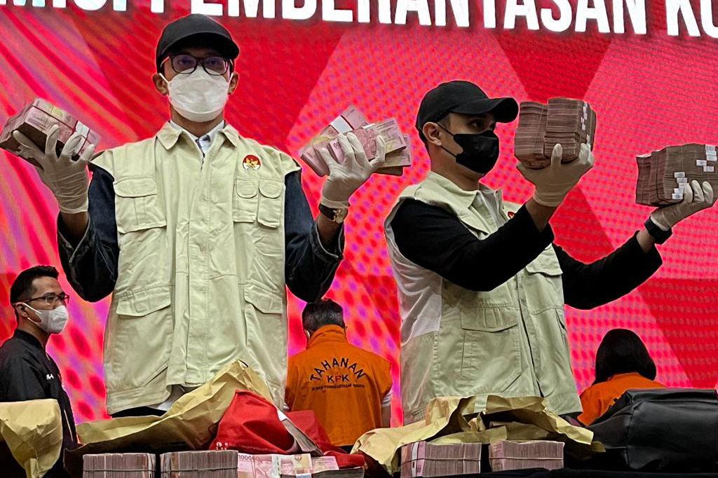 Sedangkan tiga tersangka sipil yakni Marilya (MR), Roni Aidil (RA), dan Mulsunadi Gunawan (MG) proses hukumnya langsung ditangani oleh KPK.