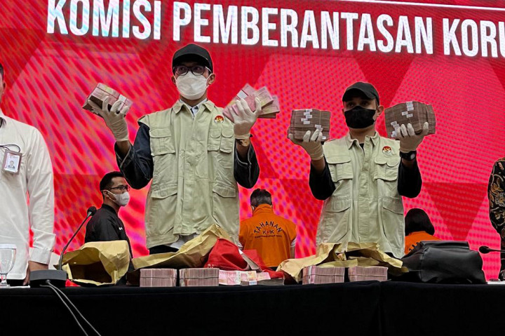 Alex mengatakan untuk Marsdya Henri Alfiandi dan Letkol Adm Afri Budi Cahyanto yang diduga sebagai penerima suap, penegakan hukumnya diserahkan kepada Puspom Mabes TNI dengan supervisi KPK.