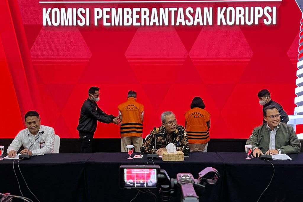 Komisi Pemberantasan Korupsi (KPK) telah menetapkan lima orang, salah satunya Kabasarnas Marsdya Henri Alfiandi (HA), sebagai tersangka dalam operasi tangkap tangan (OTT) kasus dugaan suap pengadaan proyek alat deteksi korban reruntuhan. Dalam OTT tersebut KPK juga menyita uang suap hampir Rp1 miliar.