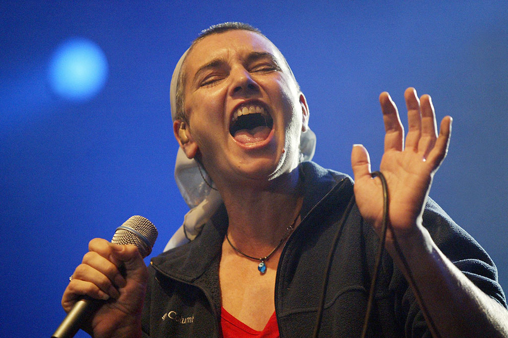 Penyanyi pop asal Irlandia Sinead O'Connor, yang terkenal di seluruh dunia pada 1990-an, meninggal dunia pada usia 56 tahun.